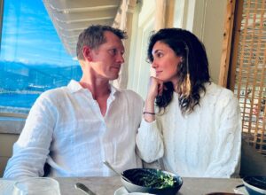 Daniela Ruah Instagram - Hey babe! We made it to 9 years of marriage! My partner in life and parenting and dreams and growth. My stud, my safety, my encourager, my goofball. I always said I didn’t need you, but wanted you. Now my heart really really needs you. Can we please stay like this forever? Thank you in advance.
PS there is no one else I’d rather share a bowl of spinach with 😎
.
Babe! Chegámos ao 9° aniversário! Meu parceiro de vida e paternidade e de sonhos e de crescimento. Meu maior gato, a minha segurança, o meu encorajador e o meu brincalhão. Sempre disse que casaria por vontade e não por necessidade. Pá, agora o meu coração precisa mesmo mesmo de ti. Podemos ficar assim para sempre? Obrigada em avanço.
PS não preferia partilhar uma tigela de espinafres com mais ninguém 😎