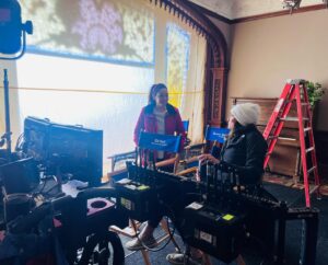 Daniela Ruah Instagram - Special Agent Kensi Blye was first introduced on #NCIS, or as we lovingly call it… “The Mothership”. Last week I wrapped my first directed episode on #NCIS in its season 21 (wow!) and I had an absolute blast. It felt like home, the cast and crew are spectacular… If you like them on TV, know that they are even more wonderful in real life. Feeling nothing but gratitude… 
Next on the books… NCIS HAWAII! See you soon!
.
A Agente Especial Kensi Bly foi introduzida ao mundo na série #InvestigaçãoCriminal há cerca de 15 anos. A semana passada terminei o meu primeiro episódio como realizadora, nesta série do meu coração que já vai na temporada 21! (Uau) Divertimo-nos tanto e senti-me tão em casa… o elenco e a equipa são formidáveis… Se gostam deles na TV, em pessoa são ainda melhores. Sinto tanta gratidão…
O que vem a segui? NCIS HAWAII aqui vou eu!
.
#directing #ncis #thrilled #excited #moretocome #adventures