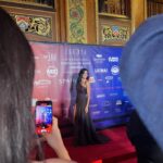 Daniela Ruah Instagram – Que noite linda a celebrar a nossa cultura e música dentro e fora de Portugal! Os @ipma_awards é organizado por um grupo de imigrantes ou filhos de imigrantes portugueses que fazem questão da manter a alma portuguesa e a nossa língua… que orgulho… Obrigada aos incríveis artistas que se juntaram a nós e ao novos amigos que fiz este ano… @ricardofarias118 o meu parceiro de palco, és O MAIOR!
🇵🇹🇺🇸🇵🇹🇺🇸🇵🇹🇺🇸🇵🇹🇺🇸🇵🇹🇺🇸🇵🇹🇺🇸🇵🇹🇺🇸🇵🇹🇺🇸🇵🇹🇺🇸
What a beautiful evening celebrating our musical culture inside and out of Portugal! The #IPMA organization is made up of portuguese immigrants, or their kids, who make a point of maintaining their portuguese soul and our language… so proud… Thank you to the incredible artists who joined us this year and the the new friends I’ve made… @ricardofarias118 my co-host, YOU ROCK!
.
The LOOK
👗 @nunobaltazarnb
💇🏻♀️@kelc__88
💄 @mrs.karinajaneiro