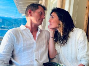 Daniela Ruah Instagram - Hey babe! We made it to 9 years of marriage! My partner in life and parenting and dreams and growth. My stud, my safety, my encourager, my goofball. I always said I didn’t need you, but wanted you. Now my heart really really needs you. Can we please stay like this forever? Thank you in advance.
PS there is no one else I’d rather share a bowl of spinach with 😎
.
Babe! Chegámos ao 9° aniversário! Meu parceiro de vida e paternidade e de sonhos e de crescimento. Meu maior gato, a minha segurança, o meu encorajador e o meu brincalhão. Sempre disse que casaria por vontade e não por necessidade. Pá, agora o meu coração precisa mesmo mesmo de ti. Podemos ficar assim para sempre? Obrigada em avanço.
PS não preferia partilhar uma tigela de espinafres com mais ninguém 😎