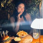 Daniella Rahme Instagram – Sundays – sparkle, smiles & French fries ✨🍟
#DaniellaRahme #دانييلا_رحمة