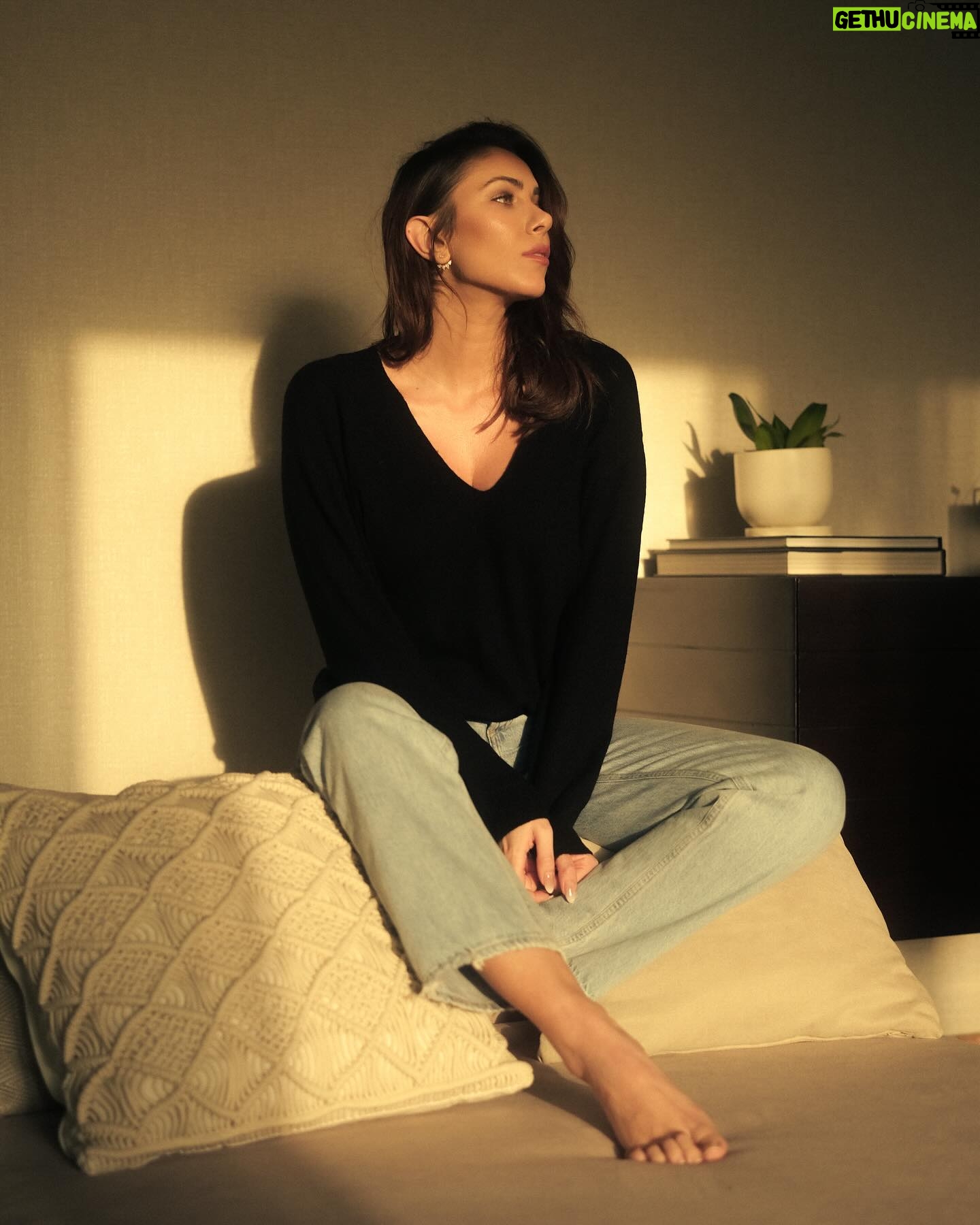 Daniella Rahme Instagram - Saying goodbye to cozy days☺️ Summer is coming☀️ #DaniellaRahme #دانييلا_رحمة