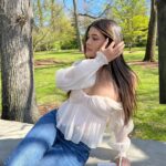 Daniella Salvi Instagram - You, me, a beautiful day and a good book 🤍 @revolve