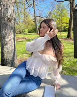 Daniella Salvi Instagram - You, me, a beautiful day and a good book 🤍 @revolve