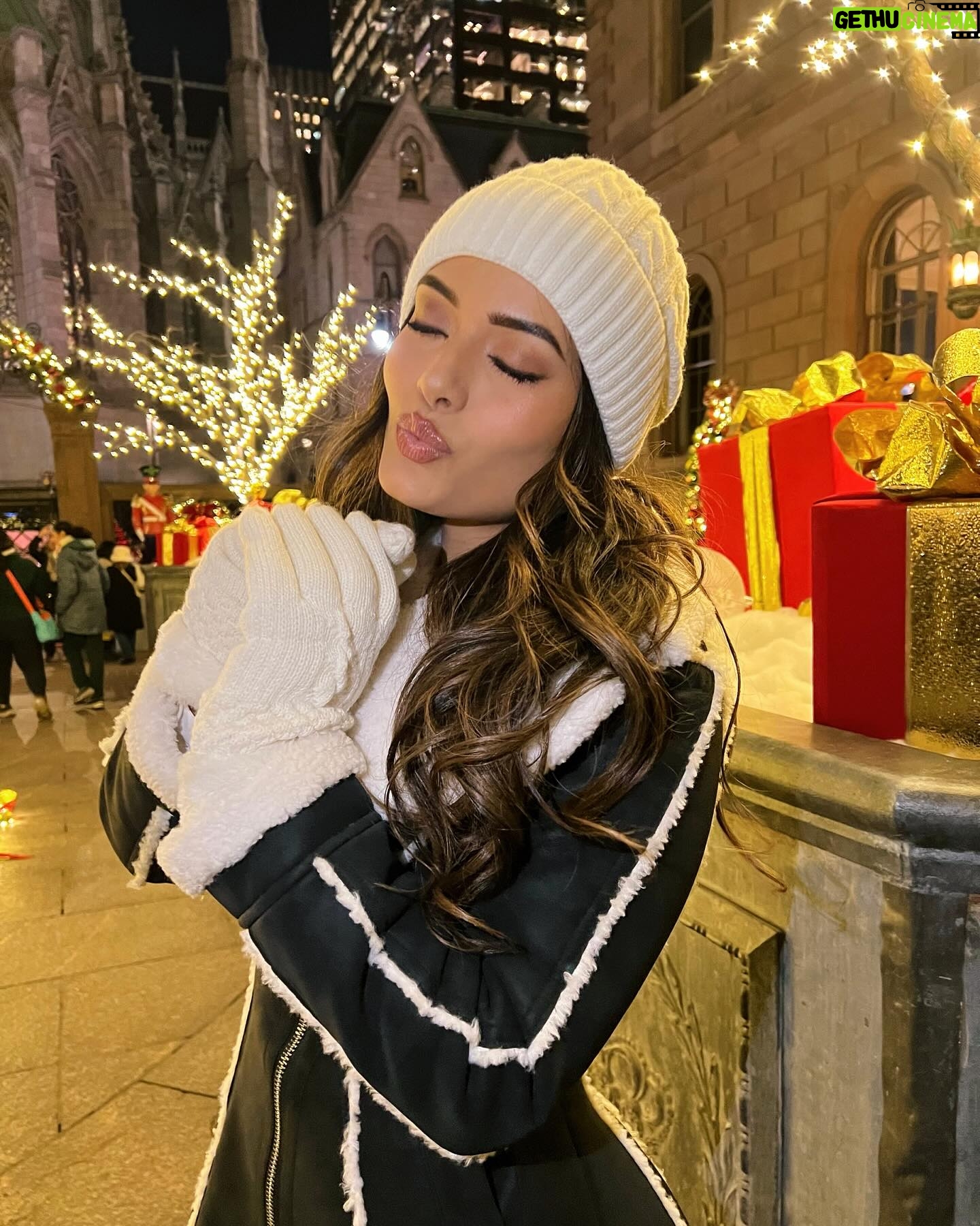 Daniella Salvi Instagram - I love Christmas time 🥰✨ @revolve