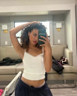 Daniella Taylor Instagram - a curly gurly 💌 obsessed with my curls thanks to the @kerastase_official Curl Manifesto collection 🎀  #KerastasePartner