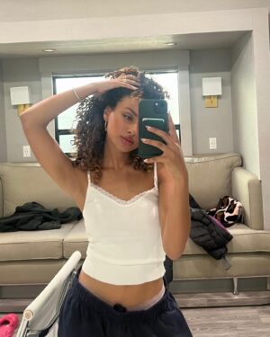 Daniella Taylor Instagram - a curly gurly 💌 obsessed with my curls thanks to the @kerastase_official Curl Manifesto collection 🎀  #KerastasePartner