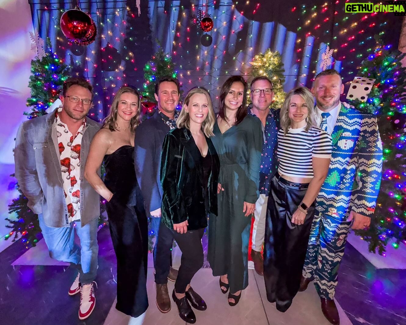 Danielle Busby Instagram - There wasn’t too much ‘jolly’ 😏in the Holly Jolly Christmas Bar but atleast the ambience was cute and made for good pics! #itsabuzzworld #friends #christmas