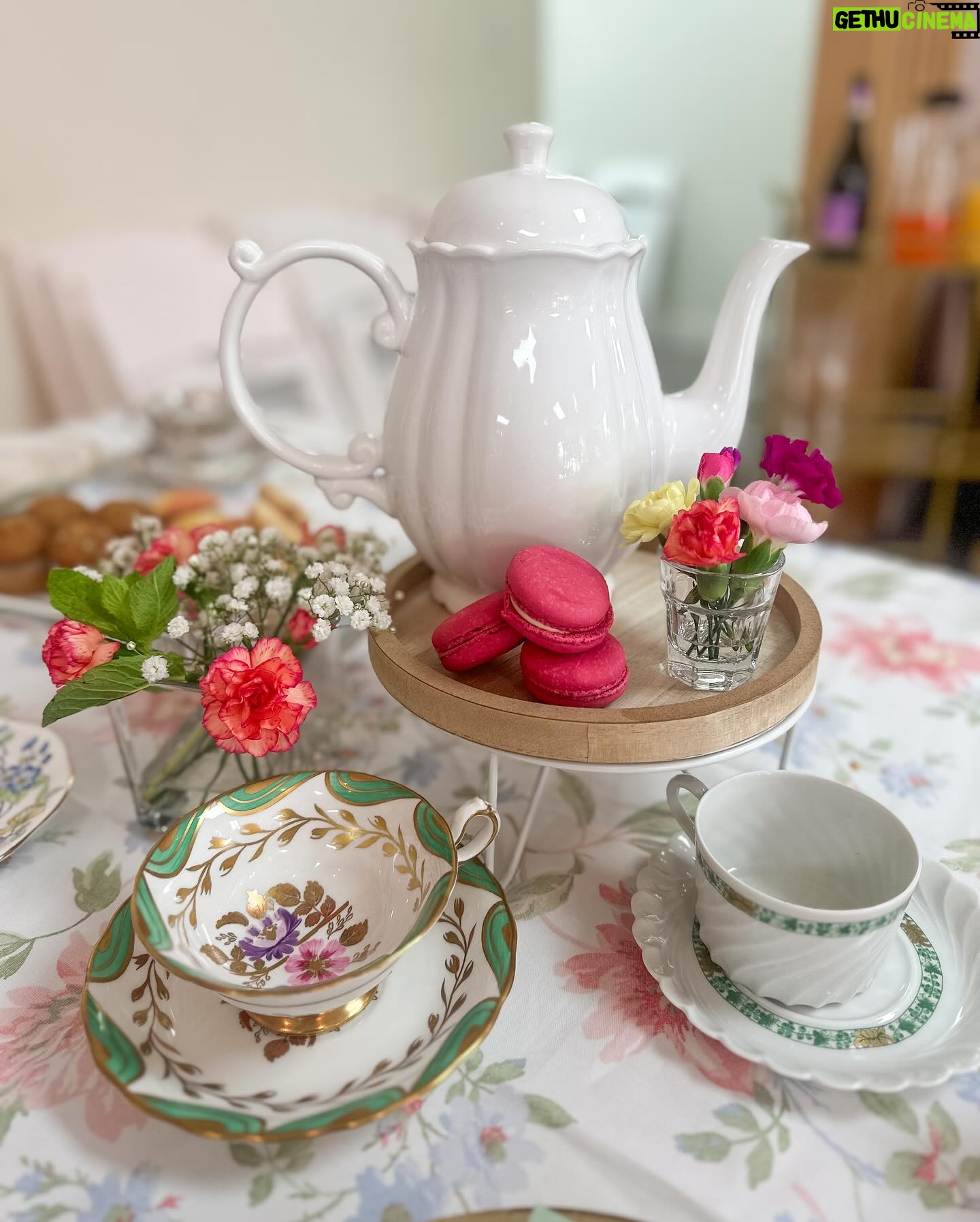 Danielle Busby Instagram - Had the B.E.S.T morning hosting my 1st TEA PARTY π« at @graesonbee π₯° We missed a few of my favorite friends, and I failed at taking pics with everyone π€¦π»ββοΈ but cheers π₯ to a great morning with friends β¦ and shopping ποΈππ Happy Friday π #teatime #friends #graesonbeeboutique #itsabuzzworld
