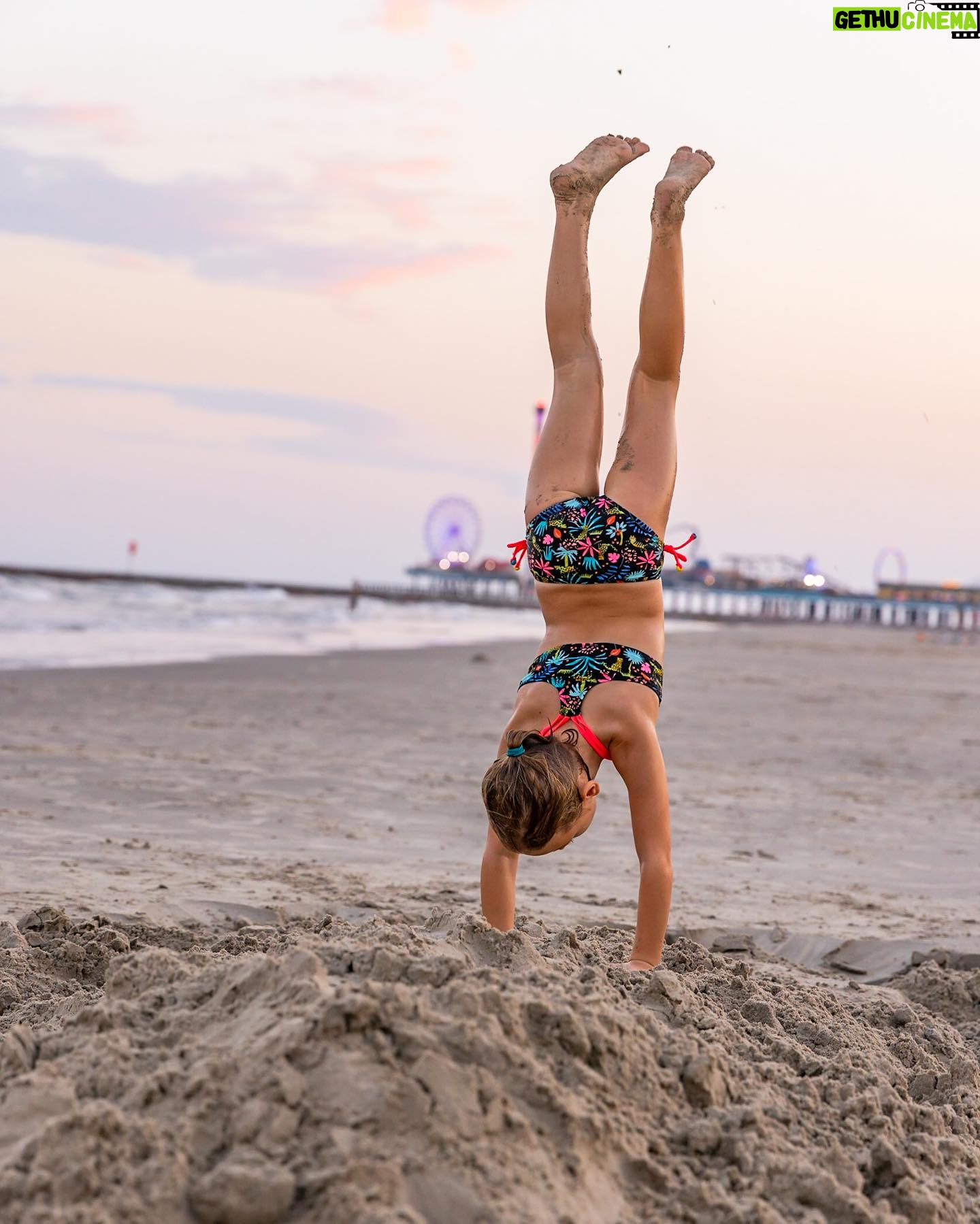 Danielle Busby Instagram - Just gotta love how my girls take after their Mama #me ☺️ and have a love of doing handstands everywhere we go ! #handstand #itsabuzzworld #outdaughtered