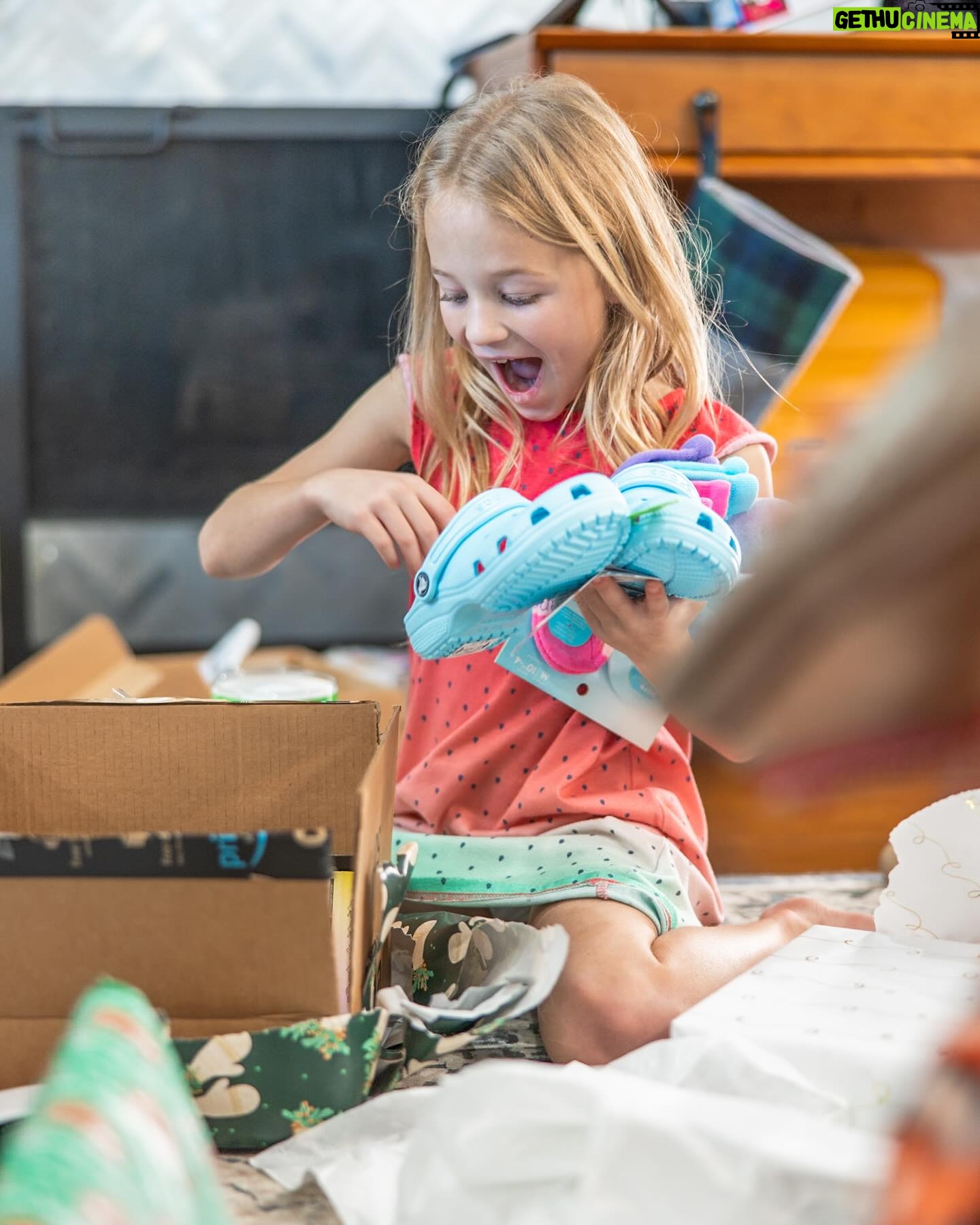 Danielle Busby Instagram - Scrolling through pics and can’t help but smile at Riley. Her excitement opening up every gift was priceless…even opening up her pair of crocs she picked out 🤣 #christmas #itsabuzzworld #outdaughtered