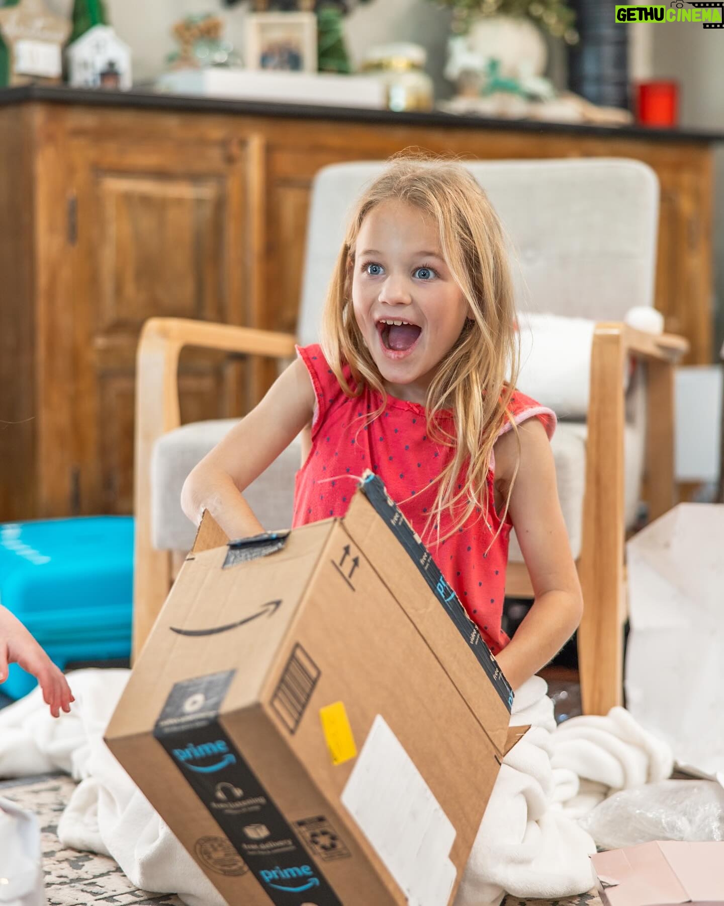 Danielle Busby Instagram - Scrolling through pics and can’t help but smile at Riley. Her excitement opening up every gift was priceless…even opening up her pair of crocs she picked out 🤣 #christmas #itsabuzzworld #outdaughtered