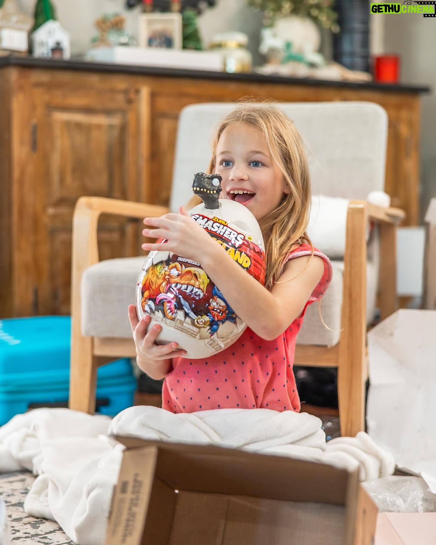 Danielle Busby Instagram - Scrolling through pics and can’t help but smile at Riley. Her excitement opening up every gift was priceless…even opening up her pair of crocs she picked out 🤣 #christmas #itsabuzzworld #outdaughtered