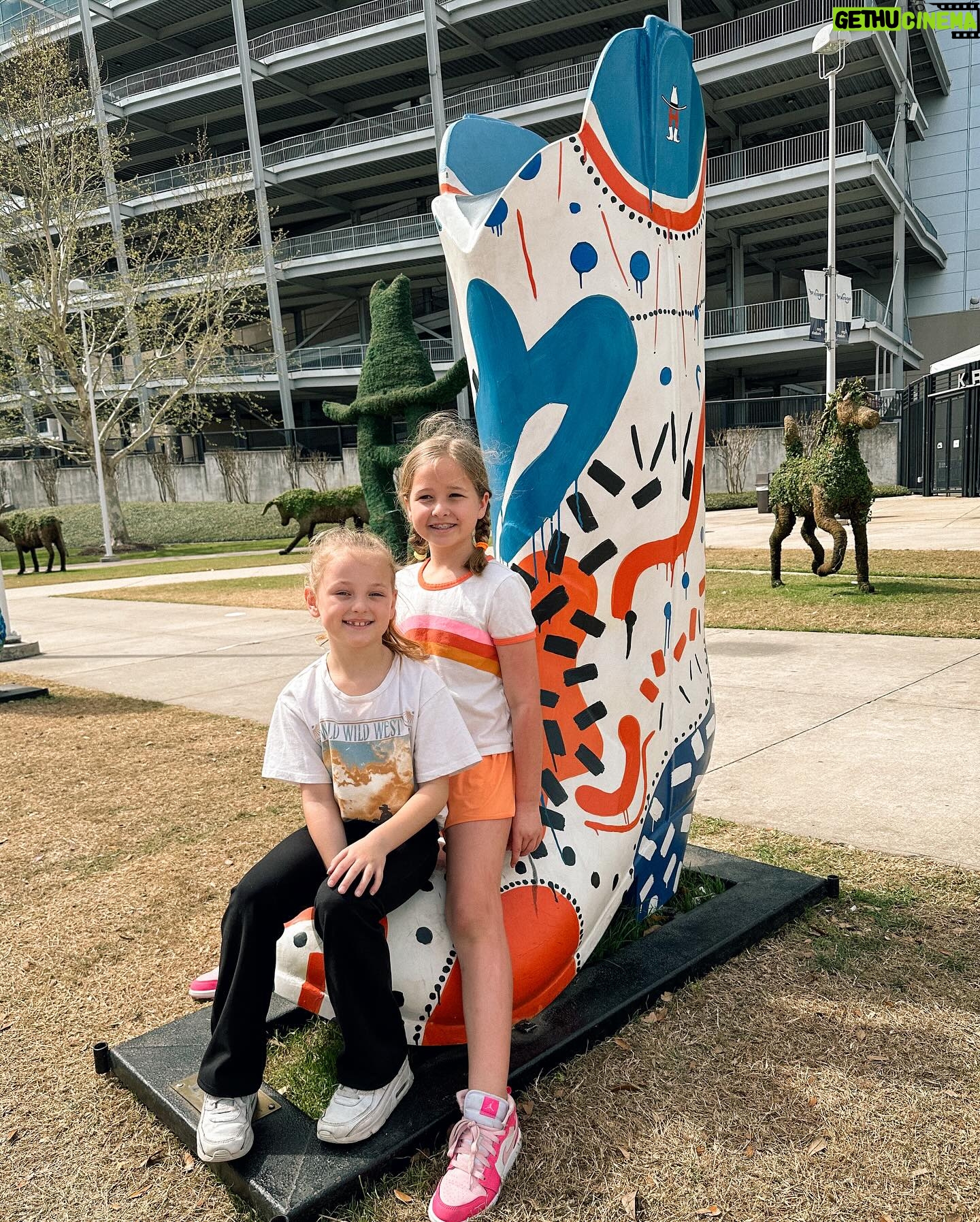 Danielle Busby Instagram - We had a fun Mom Daughter day at @rodeohouston ! Lots of pictures, lots of animals, lots of rides, lots of food and of course HAD to try the fried Oreo !! #funday #girlmom #rodeohouston #itsabuzzworld