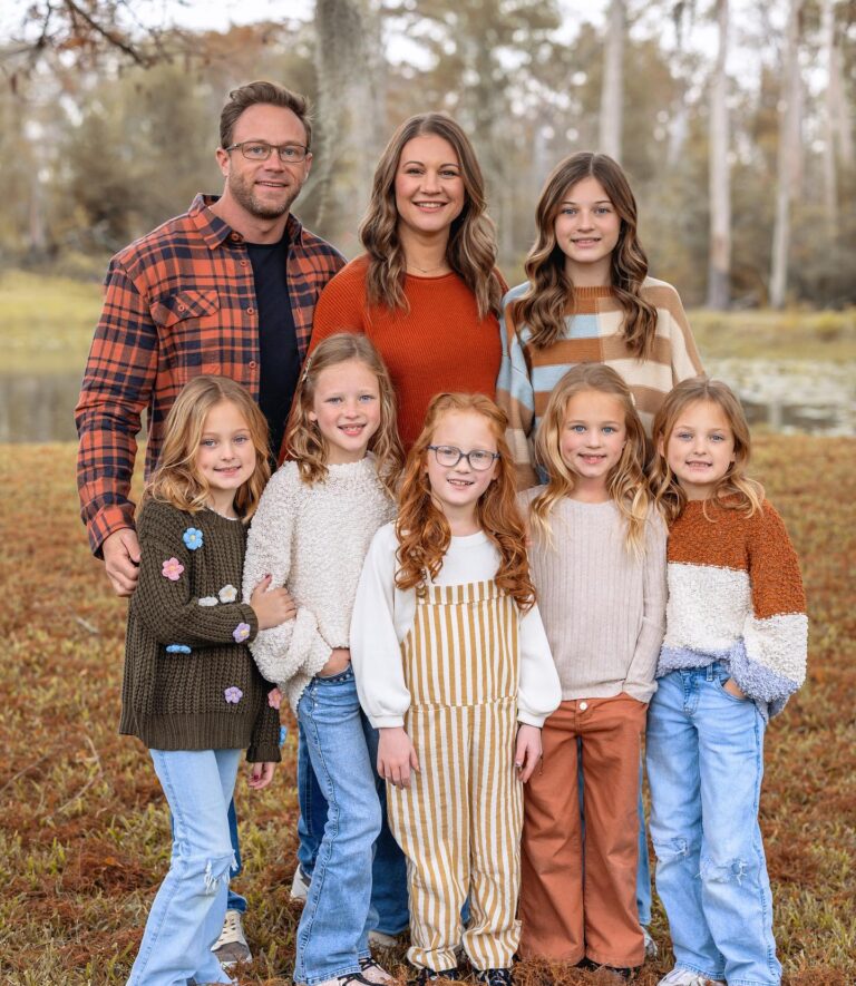 Danielle Busby Instagram - Could not be more Thankful for the many blessings the Lord has gifted us with! #mamalife #girlmom #thanksgiving #itsabuzzworld #outdaughtered
