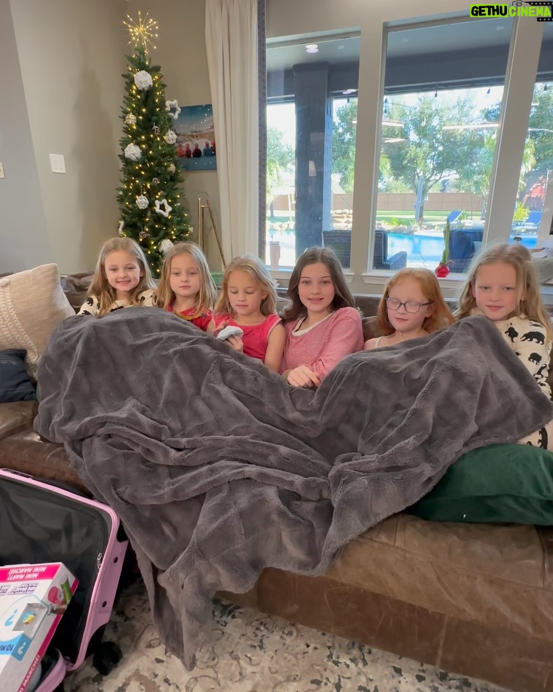 Danielle Busby Instagram - ✝️Merry Christmas Been off socials most of this day but just a quick little Merry Christmas from the Busbys ❤️💚 #itsabuzzworld #outdaughtered #christmas