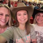 Danielle Busby Instagram - Good ‘ol RODEO night to see @jonasbrothers Love this time of year, I really feel like a Texan 🤣 #rodeohouston #jonasbrothers