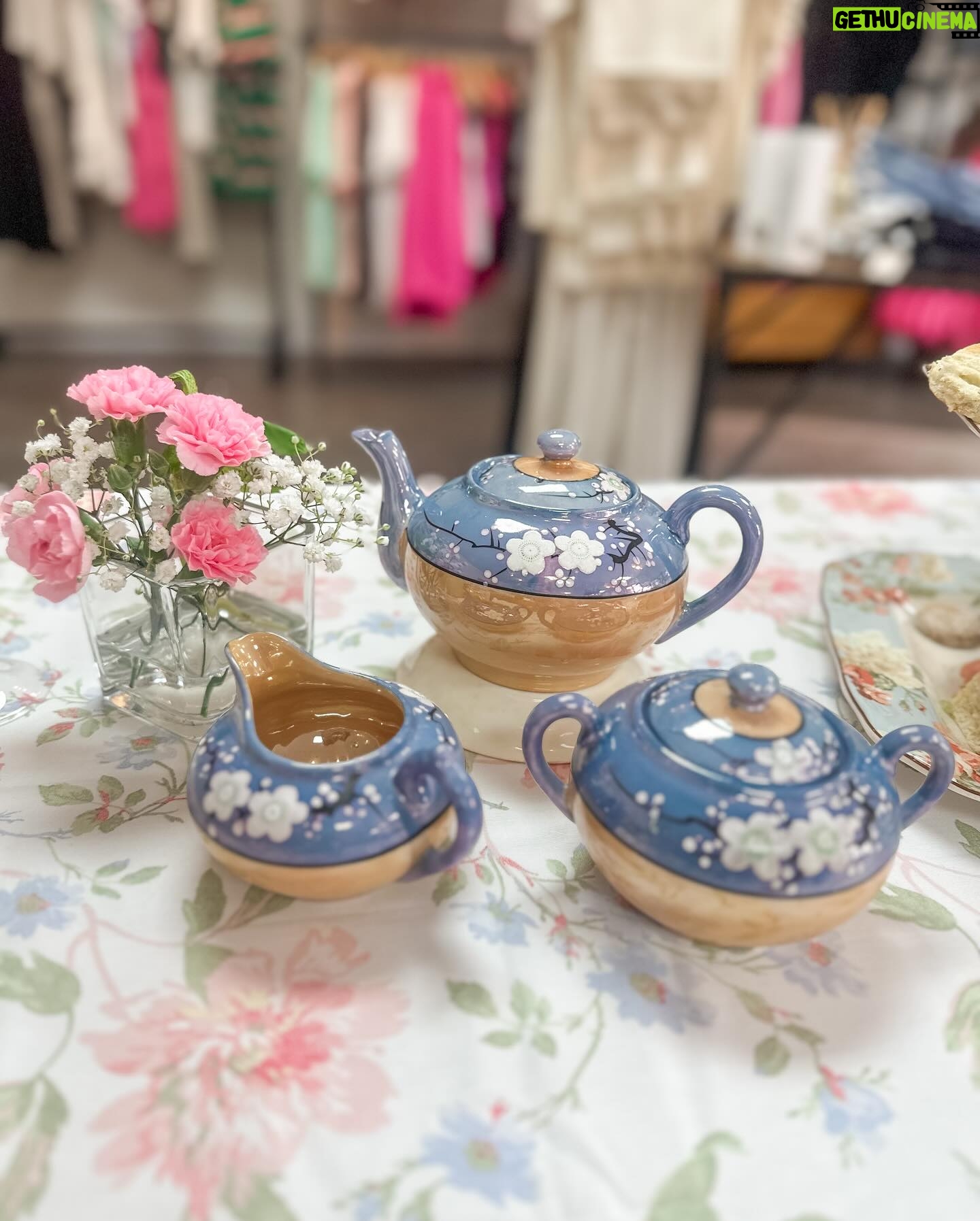 Danielle Busby Instagram - Had the B.E.S.T morning hosting my 1st TEA PARTY π« at @graesonbee π₯° We missed a few of my favorite friends, and I failed at taking pics with everyone π€¦π»ββοΈ but cheers π₯ to a great morning with friends β¦ and shopping ποΈππ Happy Friday π #teatime #friends #graesonbeeboutique #itsabuzzworld