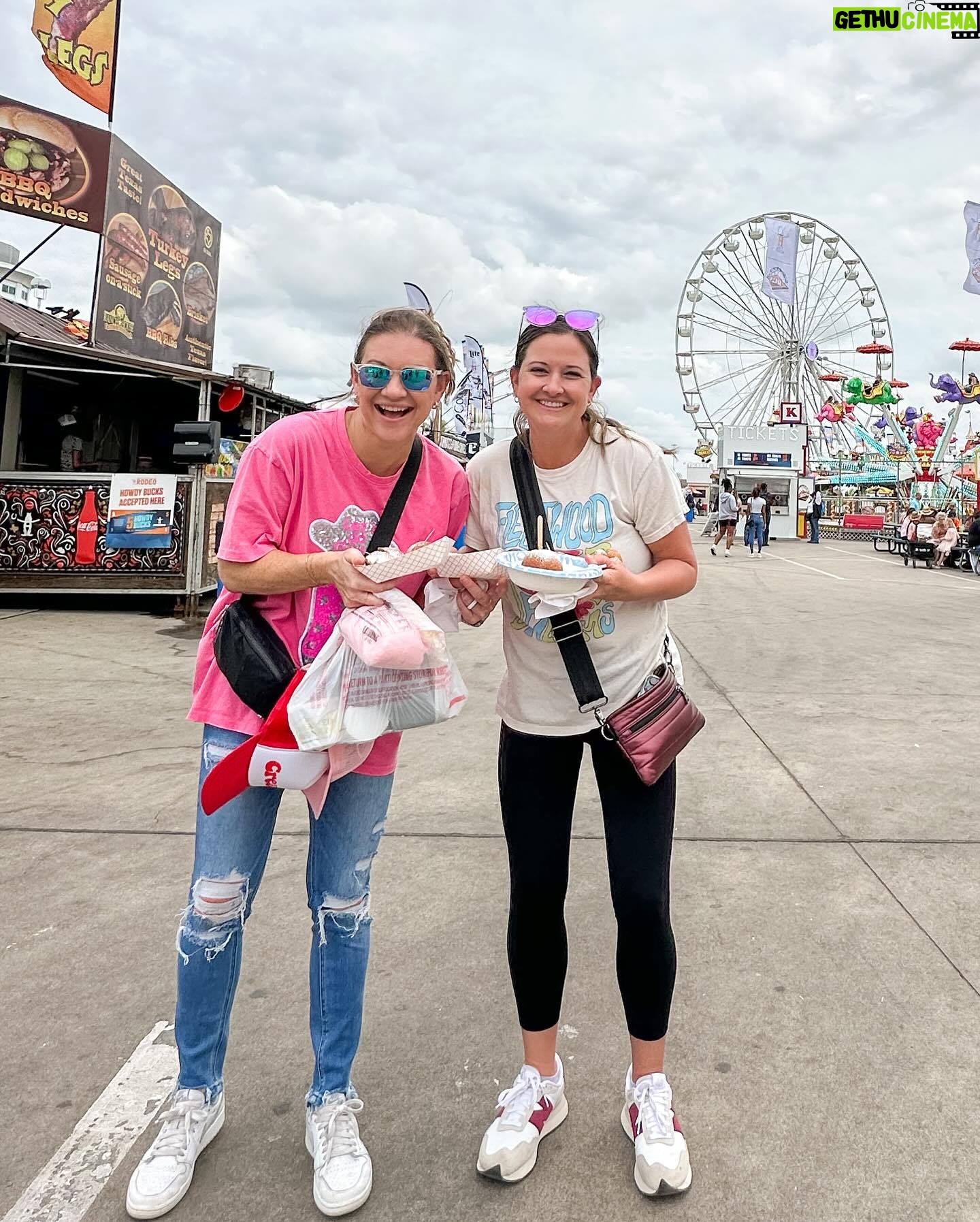 Danielle Busby Instagram - We had a fun Mom Daughter day at @rodeohouston ! Lots of pictures, lots of animals, lots of rides, lots of food and of course HAD to try the fried Oreo !! #funday #girlmom #rodeohouston #itsabuzzworld