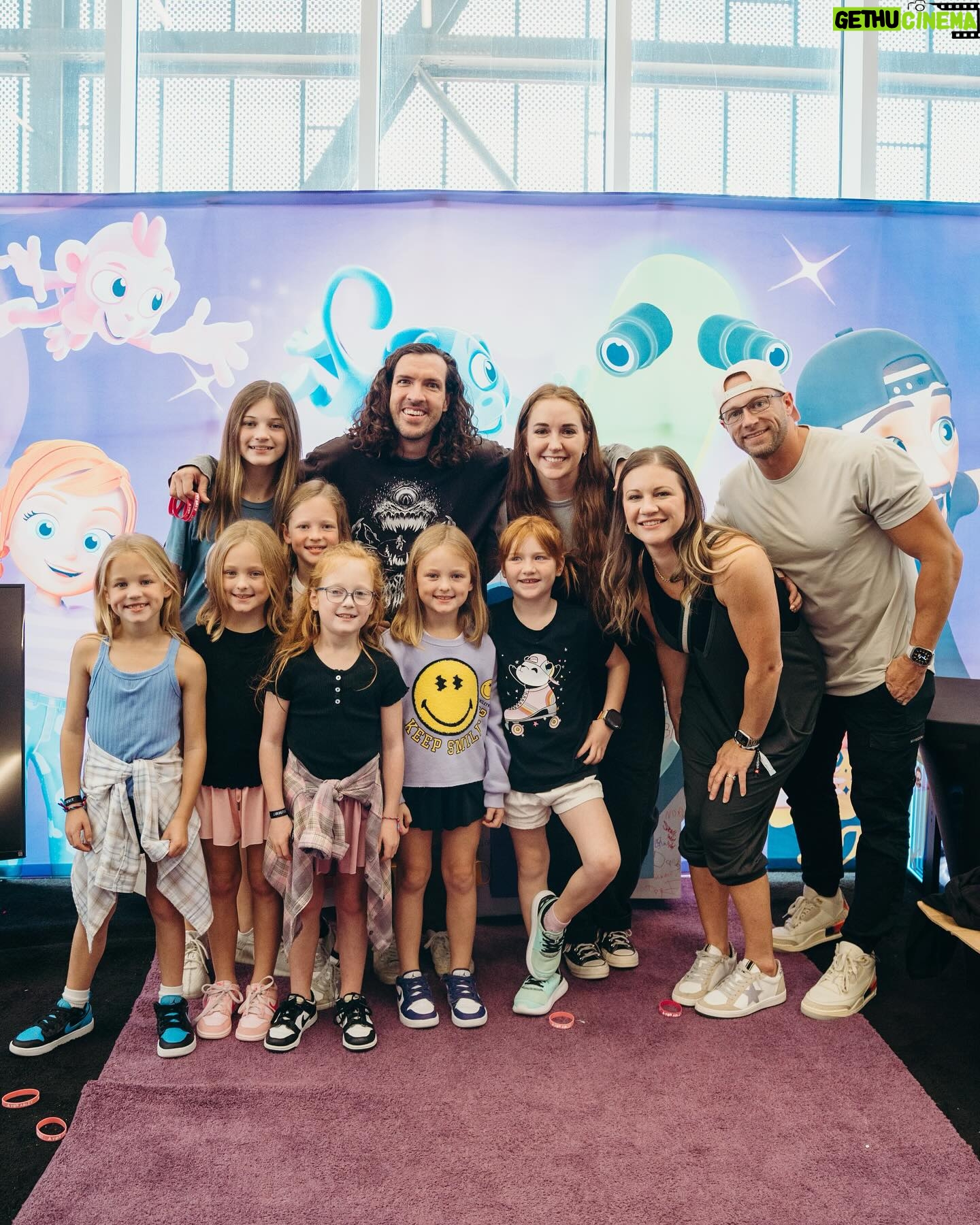 Danielle Busby Instagram - The girls were a little star struck yesterday at @vidsummit while getting to hang out for a bit with @aforadley and the whole McBride Fam. We love this amazing family and the whole gang at @thespacestation . @shonduras @jennymcbride @adleymcbride #vidsummit #aforadley #itsabuzzworld #outdaughtered