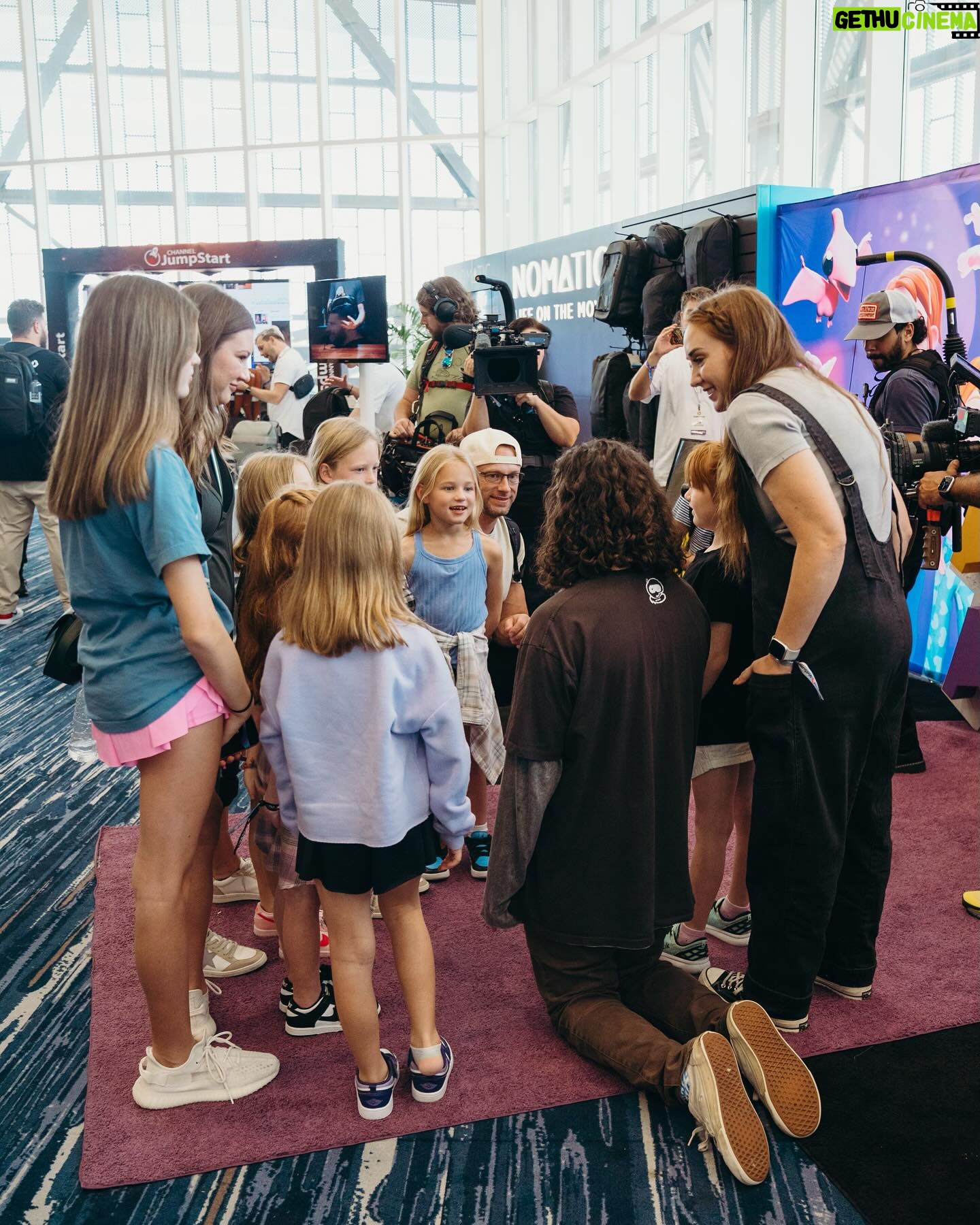 Danielle Busby Instagram - The girls were a little star struck yesterday at @vidsummit while getting to hang out for a bit with @aforadley and the whole McBride Fam. We love this amazing family and the whole gang at @thespacestation . @shonduras @jennymcbride @adleymcbride #vidsummit #aforadley #itsabuzzworld #outdaughtered