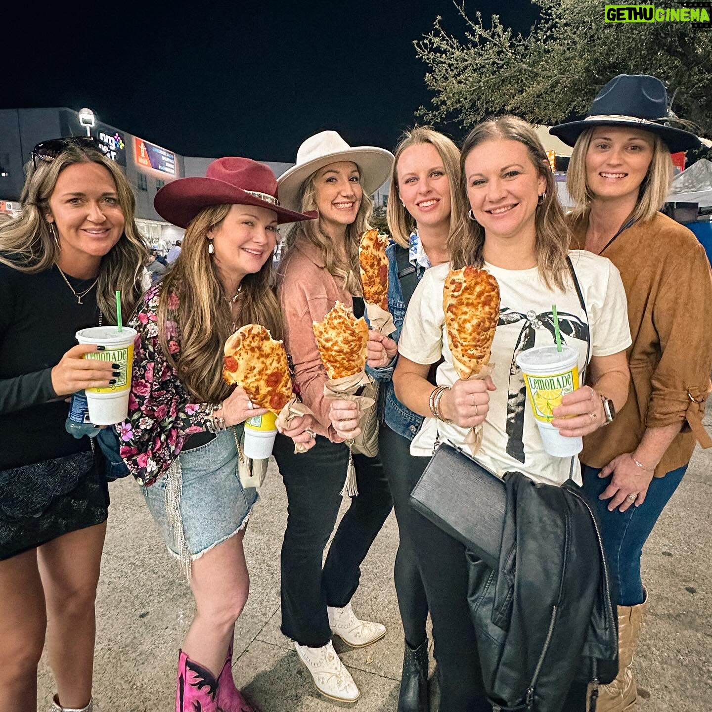 Danielle Busby Instagram - Mom’s day and night at the #rodeohouston and this was a first one for me ->Pizza on a Stick! Though it was good, it’s a one and done for me 🤣🤪😁 #itsabuzzworld