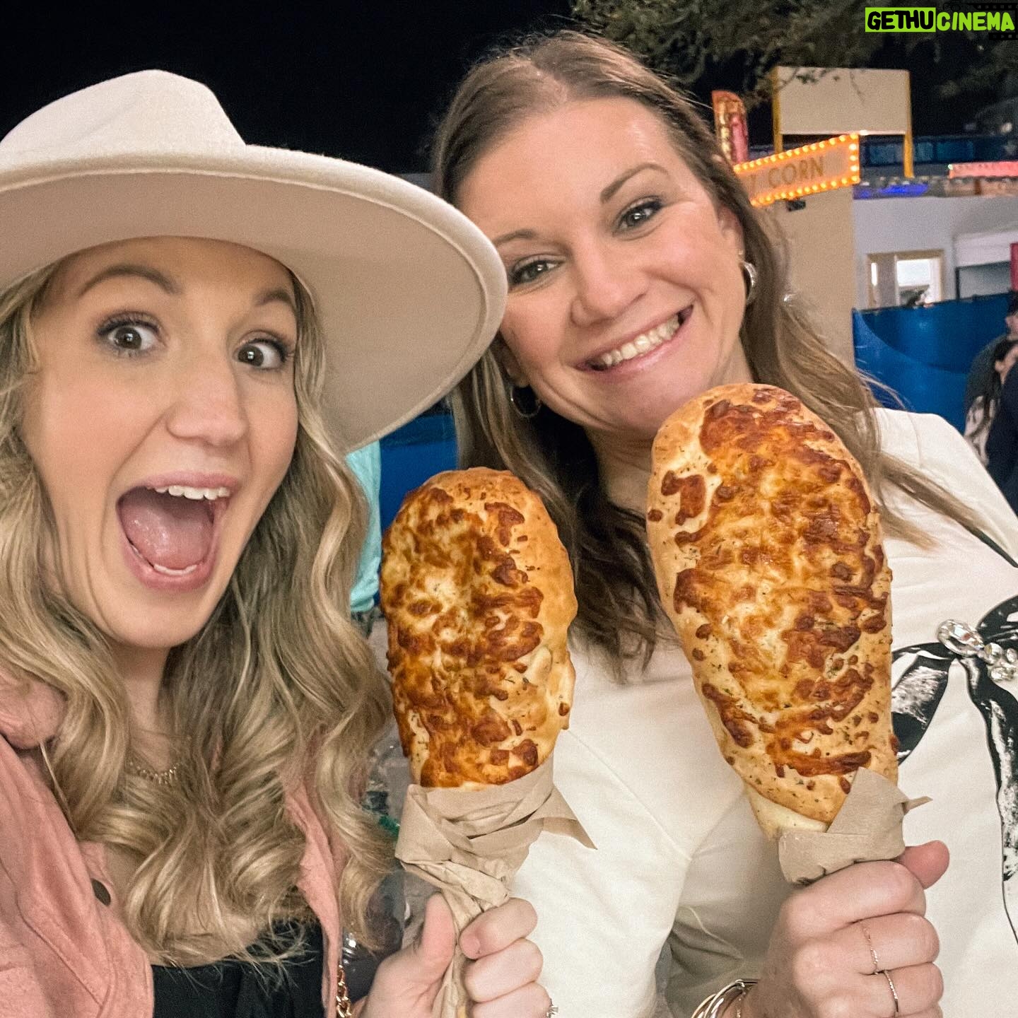 Danielle Busby Instagram - Mom’s day and night at the #rodeohouston and this was a first one for me ->Pizza on a Stick! Though it was good, it’s a one and done for me 🤣🤪😁 #itsabuzzworld
