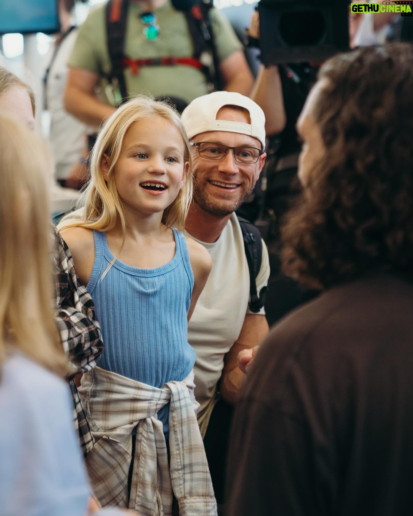 Danielle Busby Instagram - The girls were a little star struck yesterday at @vidsummit while getting to hang out for a bit with @aforadley and the whole McBride Fam. We love this amazing family and the whole gang at @thespacestation . @shonduras @jennymcbride @adleymcbride #vidsummit #aforadley #itsabuzzworld #outdaughtered
