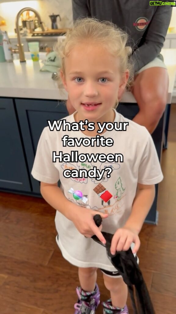 Danielle Busby Instagram - What’s the best #Halloween candy? 😋👻🎃 The Busbys reveal their favorites! 🍭🍫🍬 #OutDaughtered