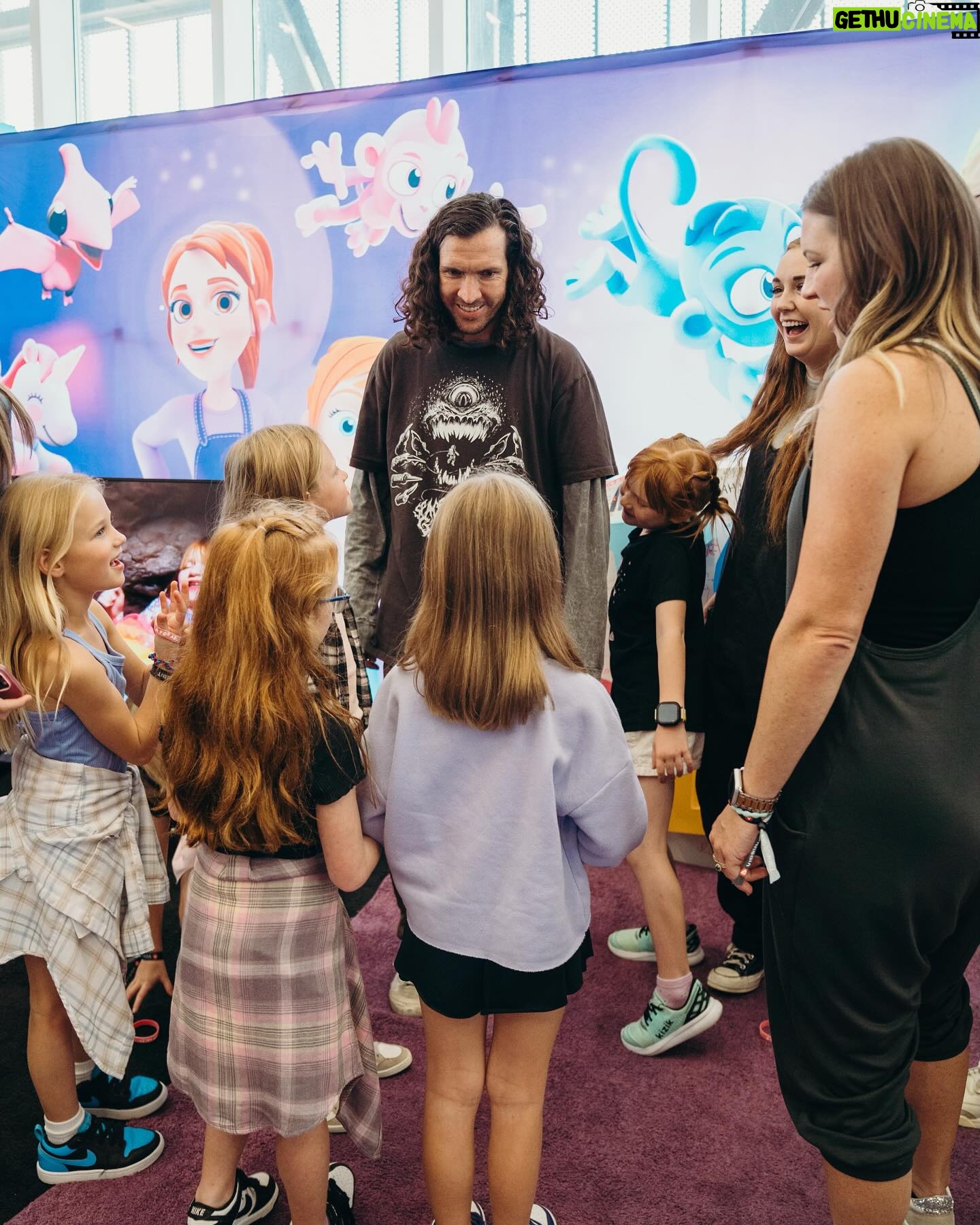 Danielle Busby Instagram - The girls were a little star struck yesterday at @vidsummit while getting to hang out for a bit with @aforadley and the whole McBride Fam. We love this amazing family and the whole gang at @thespacestation . @shonduras @jennymcbride @adleymcbride #vidsummit #aforadley #itsabuzzworld #outdaughtered