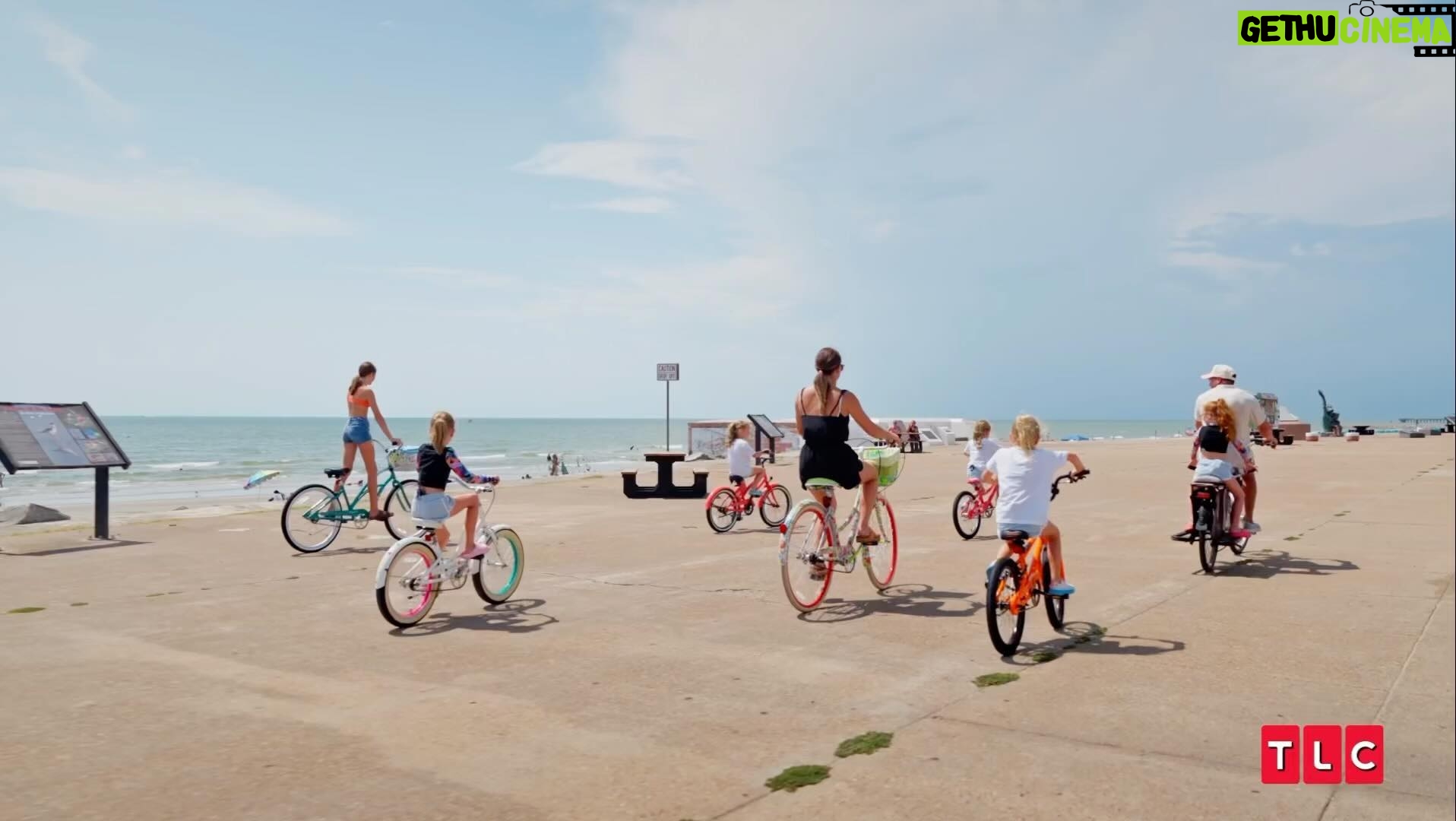 Danielle Busby Instagram - The Busbys are back and busier than ever! 🙌 Tune in to the season premiere of #OutDaughtered Tuesday, May 7 at 9/8c.
