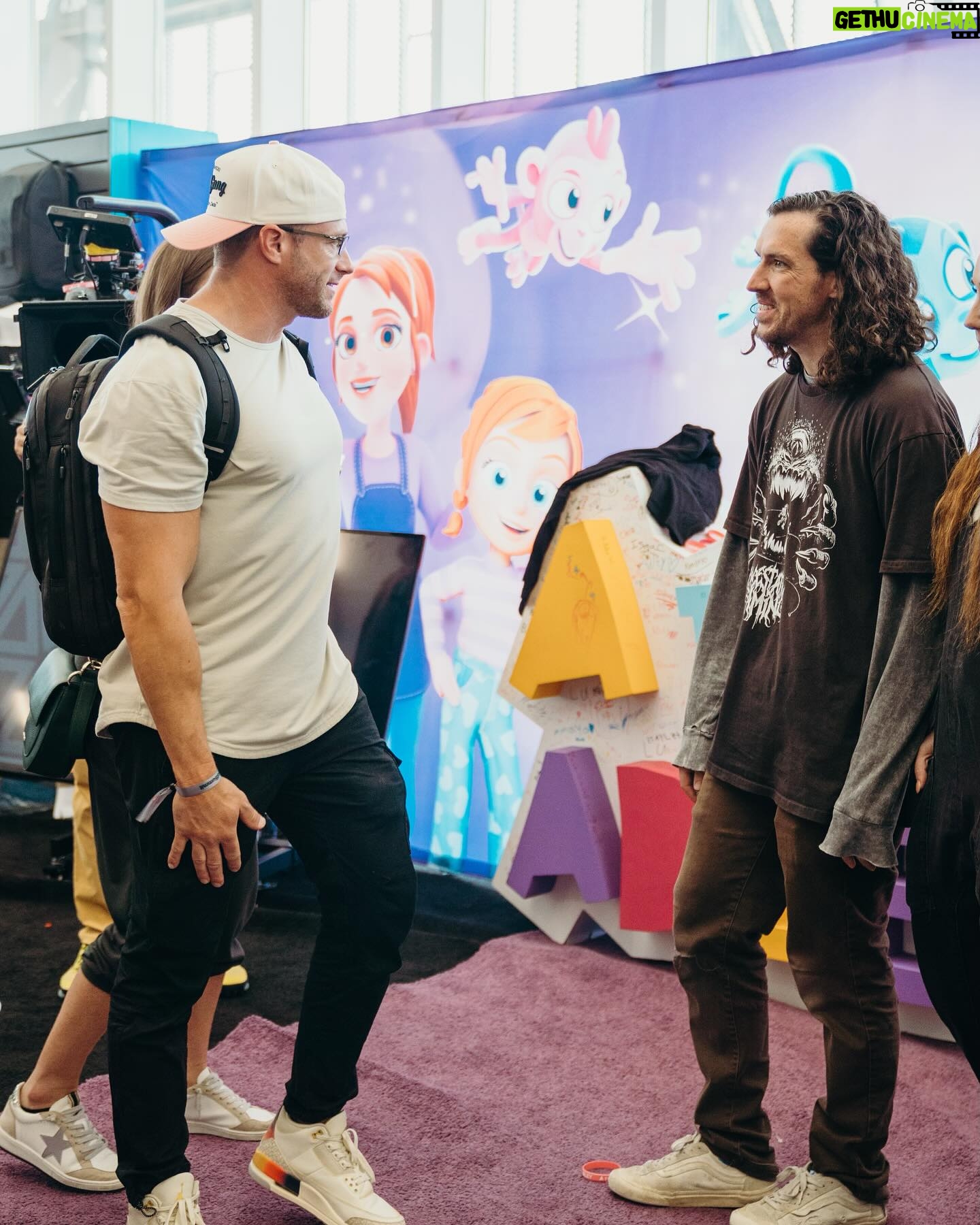 Danielle Busby Instagram - The girls were a little star struck yesterday at @vidsummit while getting to hang out for a bit with @aforadley and the whole McBride Fam. We love this amazing family and the whole gang at @thespacestation . @shonduras @jennymcbride @adleymcbride #vidsummit #aforadley #itsabuzzworld #outdaughtered