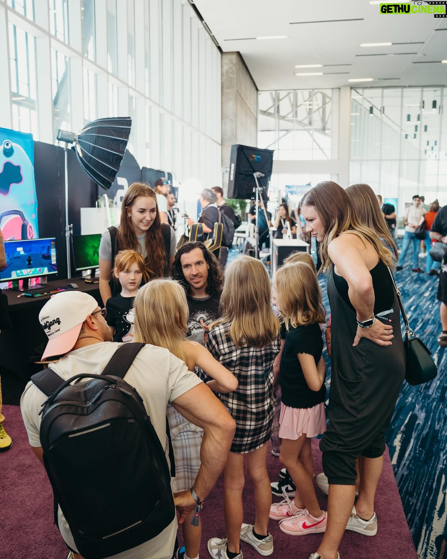 Danielle Busby Instagram - The girls were a little star struck yesterday at @vidsummit while getting to hang out for a bit with @aforadley and the whole McBride Fam. We love this amazing family and the whole gang at @thespacestation . @shonduras @jennymcbride @adleymcbride #vidsummit #aforadley #itsabuzzworld #outdaughtered