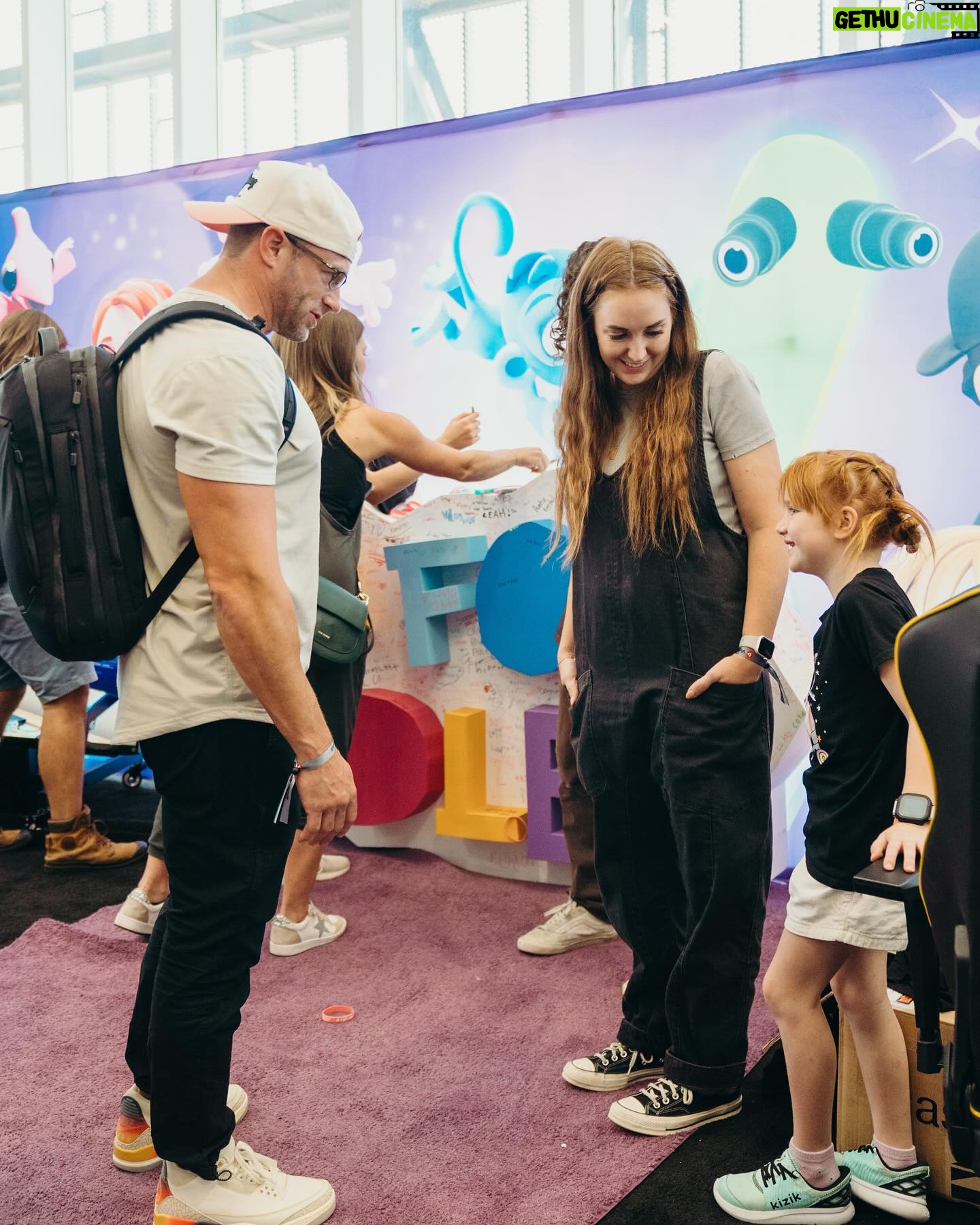 Danielle Busby Instagram - The girls were a little star struck yesterday at @vidsummit while getting to hang out for a bit with @aforadley and the whole McBride Fam. We love this amazing family and the whole gang at @thespacestation . @shonduras @jennymcbride @adleymcbride #vidsummit #aforadley #itsabuzzworld #outdaughtered