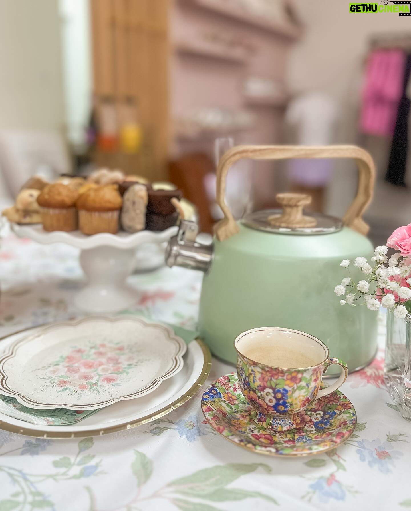 Danielle Busby Instagram - Had the B.E.S.T morning hosting my 1st TEA PARTY π« at @graesonbee π₯° We missed a few of my favorite friends, and I failed at taking pics with everyone π€¦π»ββοΈ but cheers π₯ to a great morning with friends β¦ and shopping ποΈππ Happy Friday π #teatime #friends #graesonbeeboutique #itsabuzzworld