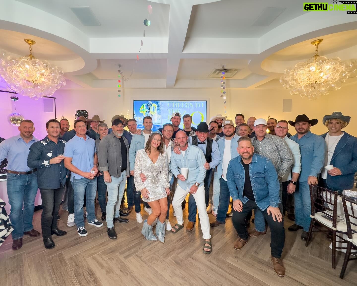 Danielle Busby Instagram - Can’t believe I’ve been 40 for a whole week 😂 I think I might still be recovering from the amazing Denim & Diamond Party i had! Missed a few faces that night, but man! I felt so loved by all these friends of mine 🥰 #toomanytotag #birthdaygirl #thisis40