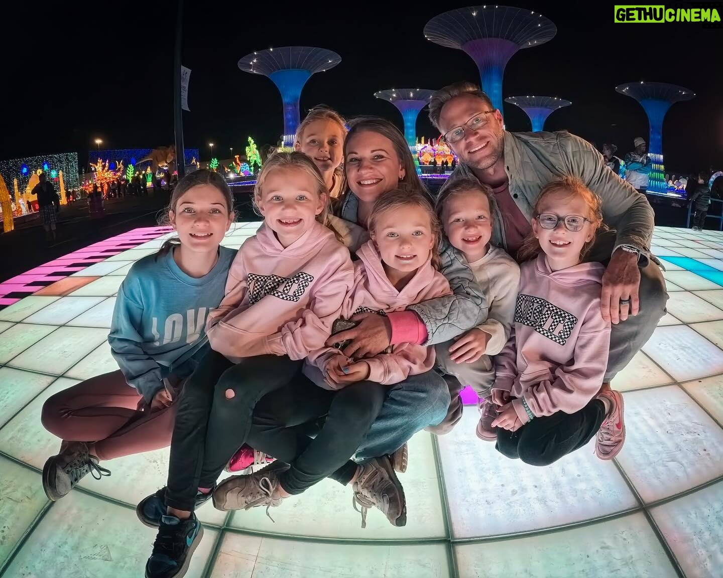 Danielle Busby Instagram - Kicking off the best season of the year with Christmas lights tonight 🎄✝️ ❤️💚LOVE my little big family so much! #itsabuzzworld #christmasspirit #outdaughtered