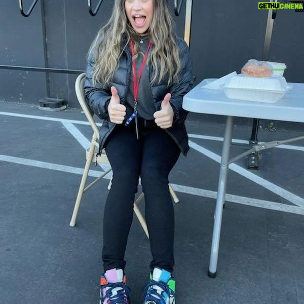 Danielle Fishel Instagram - Back at work means wearing my most favorite kicks and eating donuts. ❤️ 📸: kingdomk8 👟: @melodyehsani