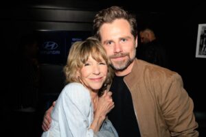 Danielle Fishel Instagram - A really special night spent with some of my most favorite people. Thank you to @hyundaiusa for reuniting us for an epic night of laughs, chubbies burgers, and music by the one and only @lisaloeb. Tickets for streaming available at link in bio. 

Makeup: @julie4makeup 
Hair: @_hairbylaurie 
Styling: @lil_mimster
Photos: @wesandalex