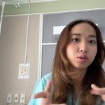 Danupha Khanatheerakul Instagram – สวัสดีค้าบ ส่งท้ายปีเก่าด้วยการ เป็นซีสต์ที่เส้นเสียง เย้ อ่าว ไม่ใช่ แฮะๆ 

หลังจากที่ใช้เสียงอยากต่อเนื่องไม่พักผ่อนนั้น มินก็เกิดอาหารคอแดงคอบวม (ซึ่งเป็นปกตินะฮะ เราพักผ่อนน้อยเองด้วย) เลยตัดสินใจไปตรวจที่โรงพยาบาลเฉพาะทาง และพบว่าตัวเป็น ซีสต์ที่เส้นเสียงข้างซ้ายข้างเดียว คือจะตัดออกก็ได้หรือจะปล่อยไว้ให้มันแตกเอง แต่มันก็อาจจะไม่แตกเองก็ได้ nobody knows คับ ถ้าผ่า โทนเสียงก็อาจจะเปลี่ยน แต่จริงๆคุณหมอบอกว่าไอ้ซีสต์นี้นวยก็น่าจะมีมาได้สักพักใหญ่ๆแล้วเนื่องจากโทนเสียงของนวยเปลี่ยนไปแล้วรอบนึง คือทุ้มต่ำลง ใช้เวลาตัดสินใจไป1สัปดาห์ ว่าจะผ่าตัดเอามันออก คือขึ้นชื่อว่าซีสต์ ตรงที่เส้นเสียงมันไม่ใช่ที่ที่มันควรอยู่อยู่แล้วอ่ะเนอะ

ความจึ้งเกินอยู่ที่ว่า ก่อนหมอจะรมยาสลบ หนูสลบก่อนแล้ว กูหลับเบิ๊ดด หมอต้องปลุกมาดมยาสลบ55555 เลิศต่อมาคือ พอหมอสอดกล้องจะผ่าเอาอีก้อนออก ปรากฎว่า มัน already แตก แบบห๊ะ แบบร่างกายมัน heal ตัวเองไปแล้ว ซึ่งเป็นเรื่องดีนะคะ55555 เท่ากับว่าเราจะหายไวขึ้น ใช้เวลาพักฟื้นน้อยลง คุณหมอว่า โอกาสที่ซีสต์จะเองนี่ไม่ง่ายเลย แต่ก็ดีแล้วค่ะ 

หลังจากนั้นคือห้ามพูด สามวัน แต่ว่าอยากเล่าเรื่องราวให้พี่ๆฟังเลยส่งไปแบบคลิปสุดท้าย 5555555 

สุดท้ายนี้ใครๆก็เป็นซีสต์ได้ รักษาเนื้อรักษาตัวไว้ด้วยนะคะทุกท่าน ปีนี้คงไม่ได้เจอกันในคอนแล้ว แต่อาจจะได้เจอมิลลิตามวัดหรือสถานที่สนุกๆนะคะ อิอิ เบิ้บบูทุกคนมากๆ ปีหน้าเจอกันใหม่ เสียงใสอย่างกับนกไนติงเกลค่ะ เสมอมาเสมอไป 🫶🏽✨