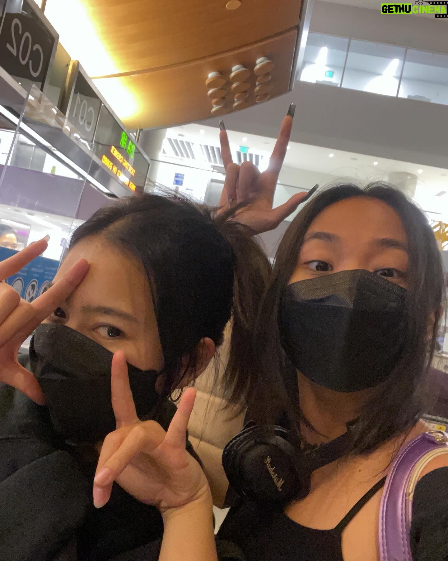 Danupha Khanatheerakul Instagram - ตอนแรกตั้งใจว่าจะแฮปพี่แมงตอนเที่ยงคืนเพราะอยากเป็นคนสุดท้ายที่แฮปเธอ แต่ก็นะ มันจะไปสำคัญเท่าคนแรกที่แฮปเธอได้ไงล่ะ เหอะ! แต่ก็ก็ก็เอาหน่อย นวยดีใจที่เห็นพี่ lucky in love เพราะพี่ in game มาตลอดและดีใจที่พี่ได้ไปเที่ยวในวันเกิด เพราะพี่ deserve สุดๆ นวยยังเป็นห่วงพี่เสมอ เพราะถึงต่อให้พี่โตกว่า บางเรื่องพี่ก็อ่อนแอจนนวยก็ต้องปกป้องพี่เหมือนกัน และนวยเต็มใจที่จะทำด้วย เพราะฉะนั้นอย่าให้ไอ้หมอนั่นแย่งdutyฉันไปหมดนะ ฉันเชื่อว่าปีนี้จะเป็นปีที่ดีของเธอถึงจะไม่ใช่หมอดูแต่ก็รู้สึกได้ ขอให้พี่แมงไม่รีบแก่ อยู่เป็นเพื่อนเป็นพี่นวยไปก่อน ขอให้เราได้ไปเที่ยวด้วยกันบ่อยๆ ขอให้พี่ไม่หัวแตก ขอให้งานที่เราต้องทำด้วยกันไม่ทำเราประสาทกินเกิน เพราะต่อให้เหนื่อยหรือหนัก นี่ก็เชื่อว่าเราจะผ่านไปได้ ขอให้แข็งแรงๆ และหนูรักพี่ ยังกะคลานตามพี่มา ขอบคุณที่อยู่กับหนูในทุกๆสถานการณ์ในชีวิต และเป็นส่วนนึงในหลายๆช่วงชีวิต และเป็นหนึ่งในคนที่ทำให้อยากมีชีวิตอยู่ต่อคับ เสมอมาเสมอไป จาก ไอ้นวย น้องชาย/สาว