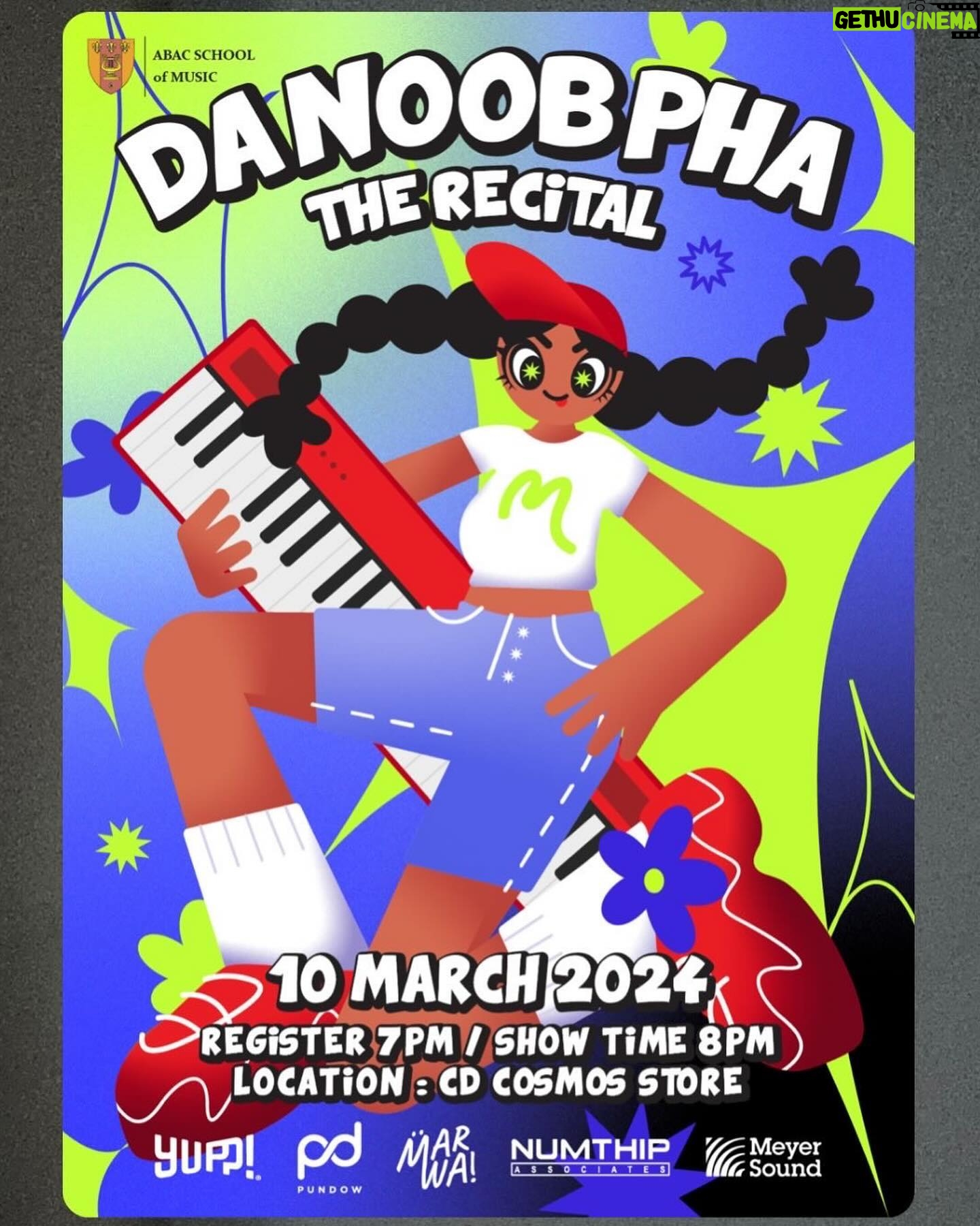 Danupha Khanatheerakul Instagram - DA NOOB PHA THE RECITAL Senior project ครั้งแรกและครั้งเดียวและเป็นครั้งสุดท้ายด้วย (มันคือทีสิสนั่นเองครับ) ขอบคุณเพื่อนๆพี่ๆน้องๆทุกๆครั้งอีก งานไรไม่รู้มีนักดนตรี 12 คน แถมมี Staff อีก 13 คน 5555555 ไม่มีขายบัตร แต่มีสปอนเซอร์ ขอบคุณ Monitors และ PA จาก Namthip Associates และ @meyersoundlabs บรรยากาศดีเมื่อมีไฟ ขอบคุณ pundow แถมเครื่องดื่มก็ฟรีอีก ขอบคุณ @marwa.sparkling มากนะครับ มาว่ะจริง แอ๊ดกันหมด มีแต่ความอบอุ่นทั้งงาน ตัวก็อุ่น ขอบคุณ sponsor รายใหญ่ @officialyupp ❣️ โปสเตอร์จากคุณ @xupacee ✨ Charity bow by @lilynycha Jam session คือหนึ่งในความประทับใจที่สุดเลย ไม่รู้ว่าพูดคำว่ามีความสุขสัส ไปกี่สิบล้านรอบ แต่ก็อย่างที่บอกคับ นี่มันแค่จุดเริ่มต้น ฝากน้องมินนี่ในฐานะมือคีย์บอร์ดไว้ด้วยนะคับจะเก่งขึ้นให้ได้คับ!
