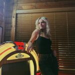Darci Lynne Farmer Instagram – well hey there 19!!!
What a day.
MADE IT TO A MILLION FOLLOWERS, and on my birthday. A million thanks to everyone for the sweet birthday wishes. Been smiling nonstop today.
Cheers to another trip around the sun! 🤟🏼🤟🏼