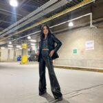 Daria Berenato Instagram - “I’m stuck in an ATM vestibule w Jill Goodacre” #IYKYK But really I was stuck in a parking garage with @carmellawwe and we are both @friends fans for life 🤣