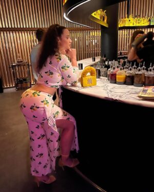 Dascha Polanco Instagram - When life gives you lemons you can go make juice but I rather show out … yellow mellow. #ismellgood @carolnunez__  #bestie 💛 #imgonnarockmyfriz