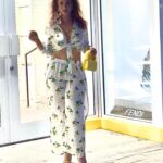 Dascha Polanco Instagram - When life gives you lemons you can go make juice but I rather show out … yellow mellow. #ismellgood @carolnunez__ #bestie 💛 #imgonnarockmyfriz