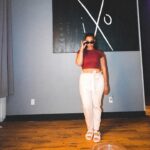 Dascha Polanco Instagram - You can’t see my eyes unless my head is bent ___? This new top and these pants New fall drop! Just like the bars Im dropping in the studio #ismellgood #ichoosewhatfits @caliafitness 📸: @soundtrackwon