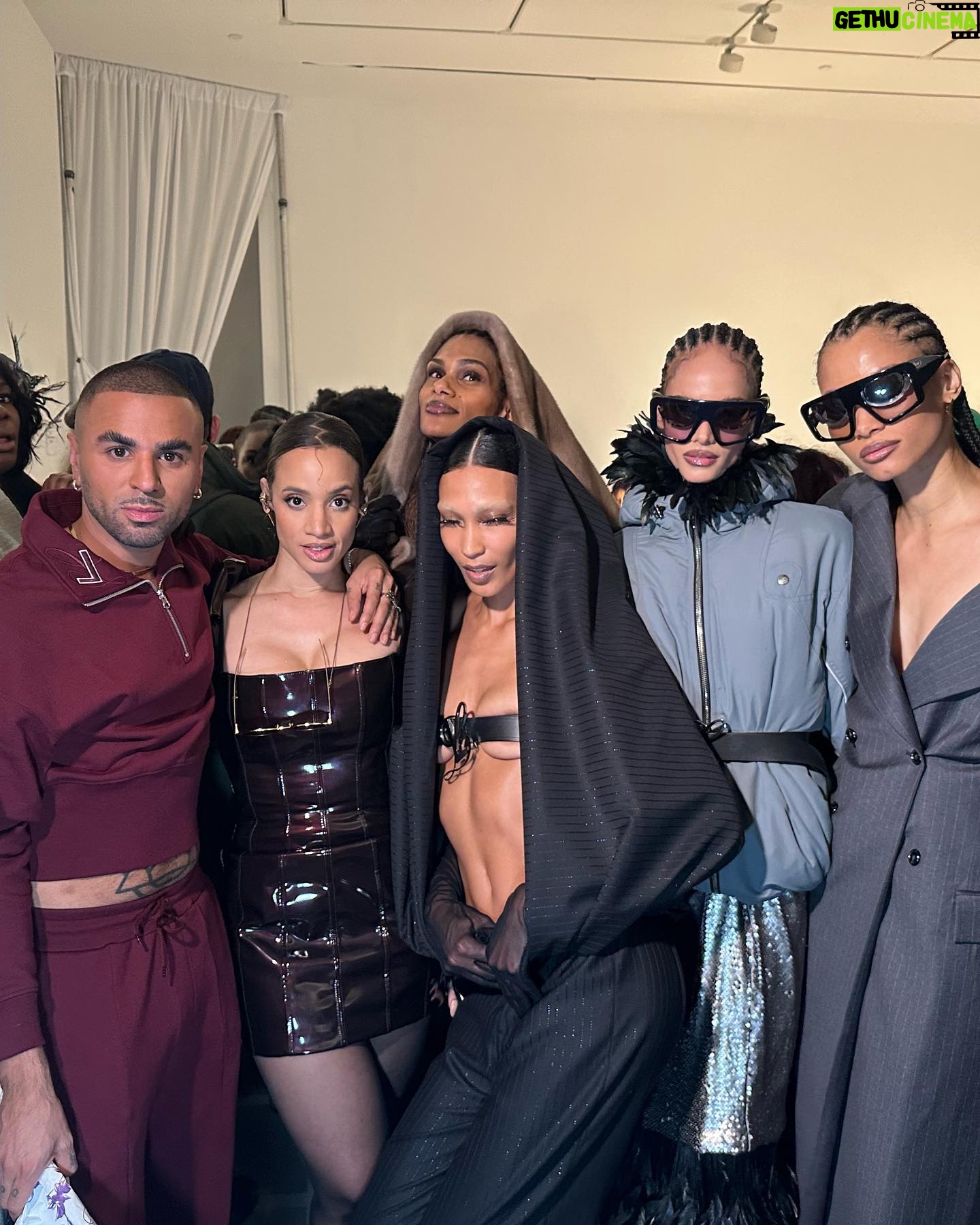 Dascha Polanco Instagram - Siempre calle y elegante. #nyfw #ismellgood