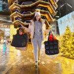 Dascha Polanco Instagram - I like to do my holiday shopping in looks that are easy to put together and look good. 🛍️ I’m living for all these luxe sweat sets and they are great gifts too; head over to @dickssportinggoods Grab a tote stuff with ya gifts, a little tissue paper and easy gifting without the need of wrapping! #caliapartner @caliafitness