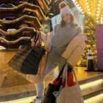 Dascha Polanco Instagram - I like to do my holiday shopping in looks that are easy to put together and look good. 🛍️ I’m living for all these luxe sweat sets and they are great gifts too; head over to @dickssportinggoods Grab a tote stuff with ya gifts, a little tissue paper and easy gifting without the need of wrapping! #caliapartner @caliafitness